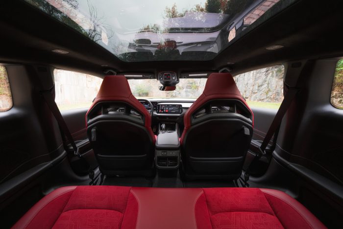 Dodge Charger, il prezzo in Italia delle versioni benzina e elettrica 4 dodge charger sixpack 700x467