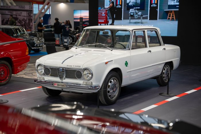 Alfa Romeo Giulia – Timeless Classic, il libro che racconta la irresistibile berlina sportiva 4 Alfa Romeo Giulia – Timeless Classic il libro che racconta la irresistibile berlina sportiva 3 700x467
