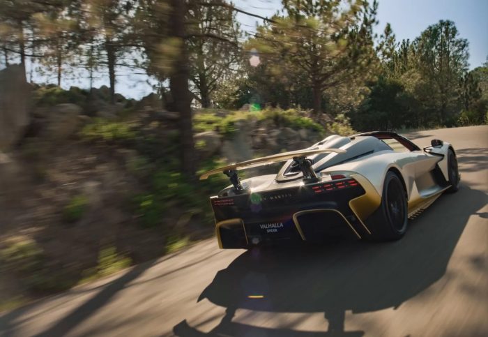 Aston Martin Valhalla Spider, formidabile bolide a cielo aperto, 1.079 cavalli e 350 km/h 3 Aston Martin Valhalla Spider 1 700x483