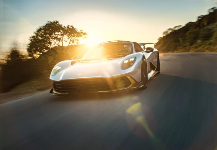 Aston Martin Valhalla Spider, formidabile bolide a cielo aperto, 1.079 cavalli e 350 km/h 4 Aston Martin Valhalla Spider 3 700x483