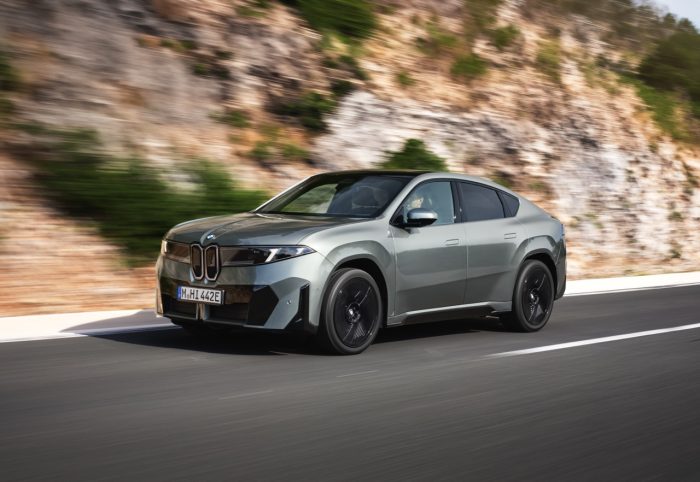 BMW iX4 16 700x482