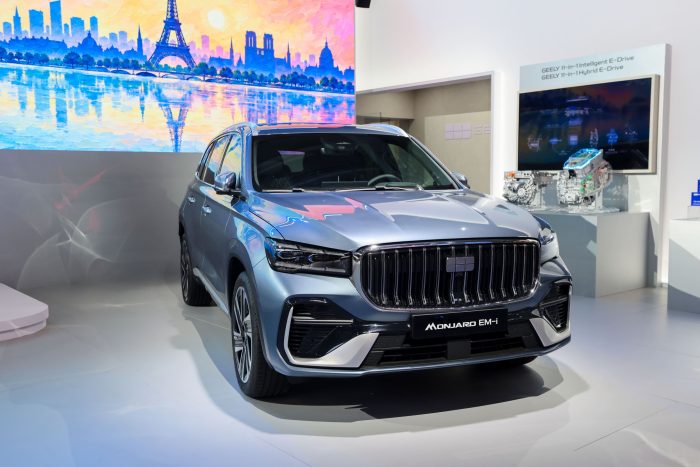 Geely al Mondial dell'Auto 2026 2 Geely Paris Motor Show stand 1 700x467