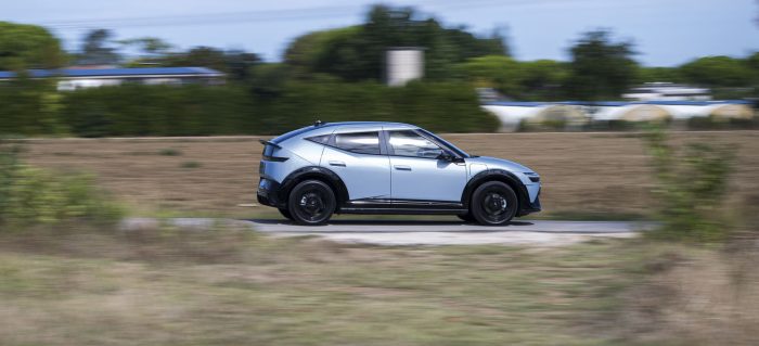 Hyundai Ioniq 3 prova su strada 32 e1790335737435 700x319