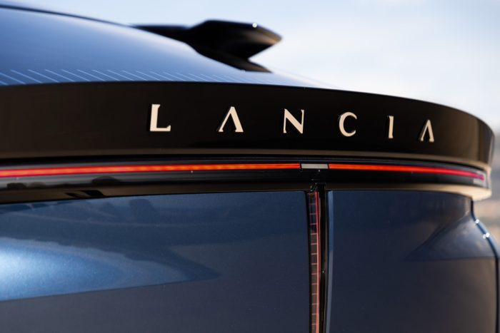 Lancia Gamma 2026, tutti i prezzi, le versioni e le motorizzazioni 6 Lancia Gamma su strada 12 700x467