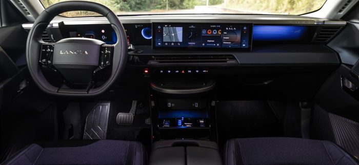 Lancia Gamma 2026, tutti i prezzi, le versioni e le motorizzazioni 4 Lancia Gamma su strada 43 700x322