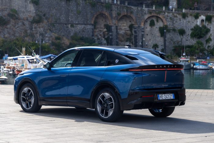 Lancia Gamma 2026, tutti i prezzi, le versioni e le motorizzazioni 5 Lancia Gamma su strada 53 700x467
