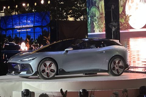 Elabora descrizione SEO, diversa dal titolo, lunghezza 150 caratteri. Elenca 5 TAG principali, separati da virgole: Lepas Aura, debutto mondiale a Wuhu: la prima concept car del marchio è una fastback sportiva Wuhu (Cina) – Il futuro di Lepas prende forma con Aura. Il marchio premium del gruppo Chery ha scelto il Chery International User Summit 2026, organizzato a Wuhu, per presentare la sua prima concept car. Una vettura che rompe con le proporzioni tradizionali dei SUV e punta su una carrozzeria fastback dalle linee dichiaratamente sportive. La Lepas Aura rappresenta un passaggio importante nell’evoluzione del giovane costruttore cinese. Non soltanto un esercizio di stile, ma soprattutto un’anticipazione del linguaggio estetico che potrebbe caratterizzare i suoi prossimi modelli. Il debutto è avvenuto nell’ambito della Global Elegant Lifestyle Week, manifestazione che ha riunito clienti, partner e giornalisti internazionali nella città che ospita il quartier generale del gruppo Chery. Una fastback che mette al centro sportività ed eleganza Il primo elemento distintivo della Lepas Aura è la sua silhouette fastback, caratterizzata da un profilo slanciato e da una linea del tetto che accompagna l’andamento della carrozzeria verso la parte posteriore. Una soluzione stilistica che conferisce al prototipo un’impostazione dinamica, allontanandolo dalle forme più convenzionali dei modelli attualmente presenti nella gamma. Le linee sportive rappresentano il punto di partenza di un progetto che cerca di conciliare eleganza e personalità. Un equilibrio che il marchio considera fondamentale per distinguersi in un mercato automobilistico sempre più competitivo, soprattutto nel settore dei veicoli elettrificati. Alla base del progetto ritroviamo la filosofia Leopard Aesthetics, il linguaggio stilistico sviluppato da Lepas prendendo ispirazione dal leopardo. L’obiettivo è tradurre nel design automobilistico il rapporto tra forza, movimento ed eleganza, elementi che caratterizzano l’identità del marchio. Con Aura, questa impostazione evolve verso una nuova interpretazione, denominata Next-Generation Leopard Aesthetics. Un’anticipazione delle future Lepas La presentazione di Aura offre anche l’occasione per comprendere le ambizioni del marchio. Lepas sta infatti costruendo la propria presenza internazionale puntando su una combinazione di design, tecnologia e comfort, con l’obiettivo di ritagliarsi uno spazio riconoscibile all’interno del gruppo Chery. Il concept introduce una direzione stilistica differente rispetto alle vetture già commercializzate, lasciando intravedere la possibilità di ampliare in futuro l’identità del brand anche verso modelli dall’impostazione più sportiva. Al momento non sono stati confermati dati tecnici relativi alla motorizzazione, alle prestazioni, alla batteria o all’eventuale produzione in serie della Lepas Aura. Rimane quindi un prototipo di studio, pensato principalmente per mostrare l’evoluzione del design del costruttore. Lepas, dal debutto in Italia alla nuova Aura La presentazione del concept arriva in una fase di crescita internazionale per Lepas, che ha fatto il proprio ingresso sul mercato italiano nel luglio 2026 con la L8, SUV plug-in hybrid di segmento D da 279 CV, disponibile negli allestimenti Essence ed Elegance. Il costruttore ha inoltre mostrato la L6 al Salone Auto Torino 2026, mentre a Wuhu ha organizzato sessioni di test drive dedicate ai modelli L4, L6 e L8. Oltre 300 partecipanti provenienti da diversi Paesi hanno avuto l’opportunità di valutare il comportamento delle vetture, dalle prestazioni su strada ai sistemi di parcheggio automatico. Il futuro del marchio passa anche dal design Con la Lepas Aura, il costruttore cinese ha voluto aggiungere un nuovo tassello alla propria strategia. Accanto allo sviluppo delle tecnologie elettrificate e all’espansione commerciale, il gruppo punta a costruire un’identità stilistica più marcata. La scelta di una fastback dalle forme sportive suggerisce la volontà di esplorare nuovi territori stilistici, senza abbandonare il concetto di eleganza che accompagna Lepas fin dalla sua nascita. Resta da capire quanto di questo progetto troverà spazio sulle vetture di serie. Per il momento, Aura rappresenta soprattutto una dichiarazione d’intenti sul futuro del marchio.