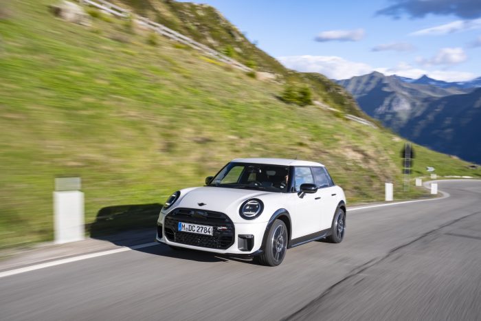 BMW consolida il primato in Italia con 68.001 auto. Boom delle elettriche 3 MINI Cooper S 5 porte in Nanuq White 700x467