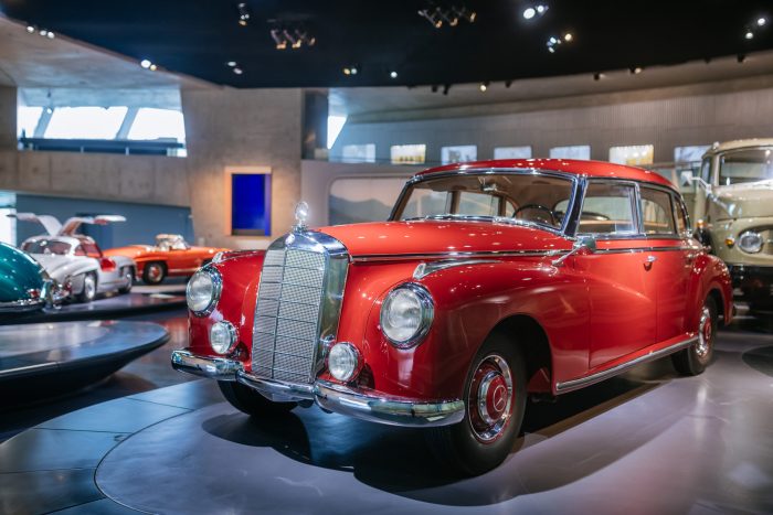 Mercedes Benz 300 W 186 700x467