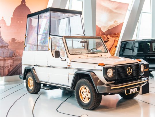 Mercedes-in-Vaticano-100-anni-di-papamobile-1-e1793256353611-538x408.jpg