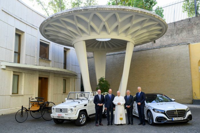 Mercedes in Vaticano, 100 anni di papamobile in mostra 4 Mercedes in Vaticano 100 anni di papamobile 17 700x467