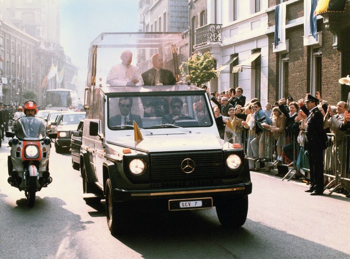 Mercedes in Vaticano, 100 anni di papamobile in mostra 3 Mercedes in Vaticano 100 anni di papamobile 2 700x519