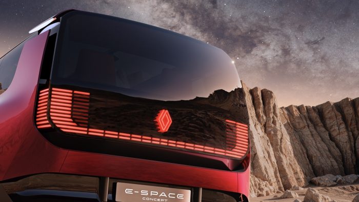 Renault E-Space Concept celebra il ritorno delle monovolumi nell'era elettrica 4 Renault E Space Concept 4 700x394
