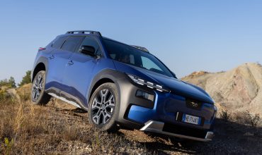 Subaru-E-Outback-come-va-su-strada-e-fuoristrada-lammiraglia-elettrica-delle-Pleiadi-370x220.jpg