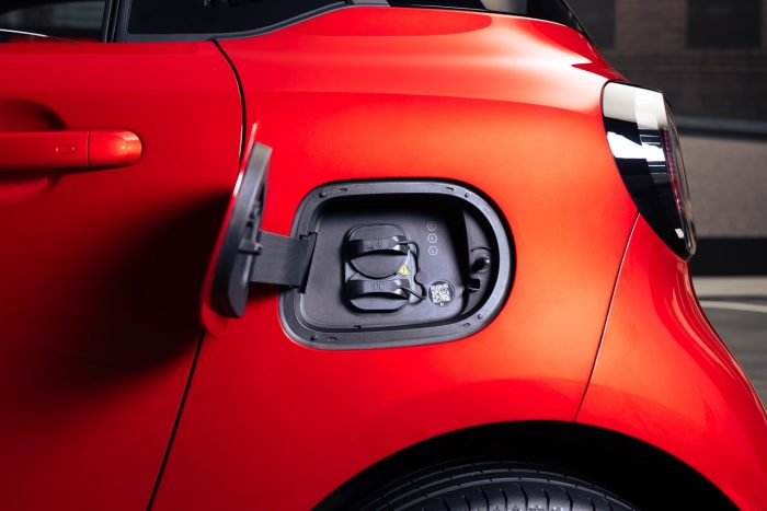 smart #2, il formidabile ritorno. 82 cv elettrici, 290 km di autonomia, prezzo da 19.900 euro 5 smart 2 Premium Laser Red 17 700x467