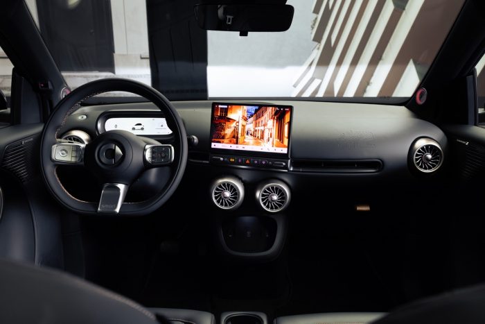 smart #2, il formidabile ritorno. 82 cv elettrici, 290 km di autonomia, prezzo da 19.900 euro 6 smart 2 Premium Laser Red 18 700x467