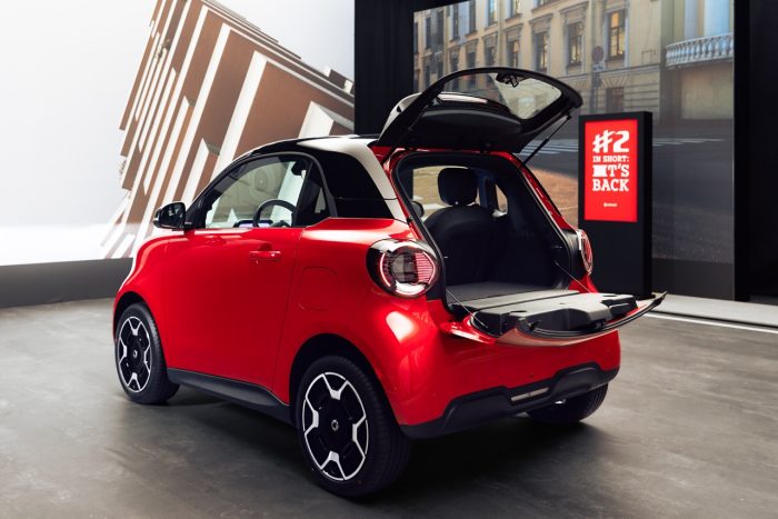 smart #2, il formidabile ritorno. 82 cv elettrici, 290 km di autonomia, prezzo da 19.900 euro 4 smart 2 Premium Laser Red 9 700x467