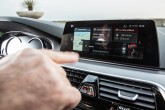 BMW Serie 5 verso la guida autonoma: frena, sterza e parcheggia
